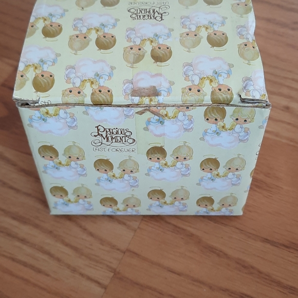 New in box Precious moments April Hopechest - Picture 6 of 6